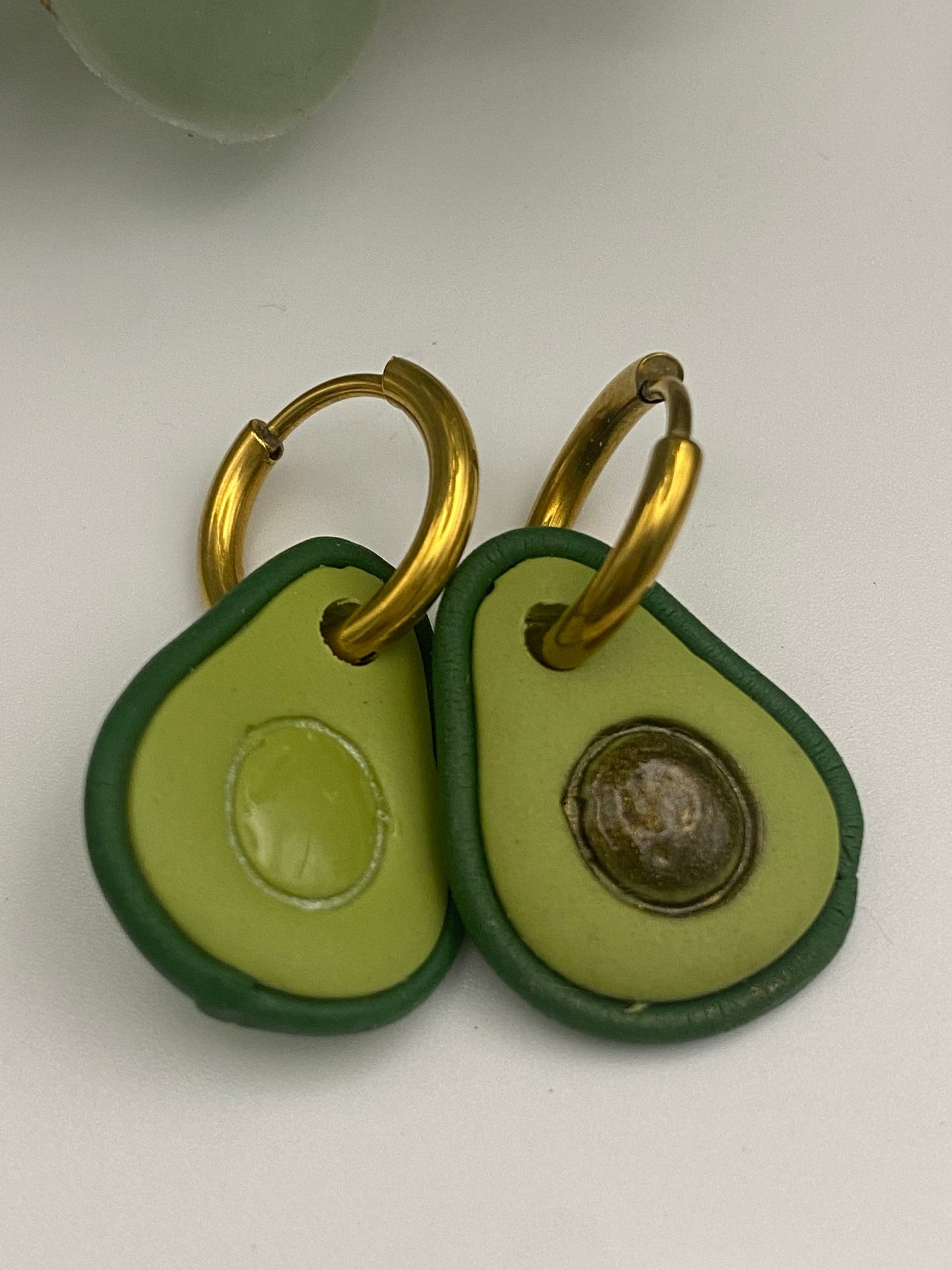 Charm de aguacate (con aro dorado)